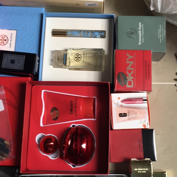 perfumes in men’s and women makeup an makeup bags - Picture 8 of 8